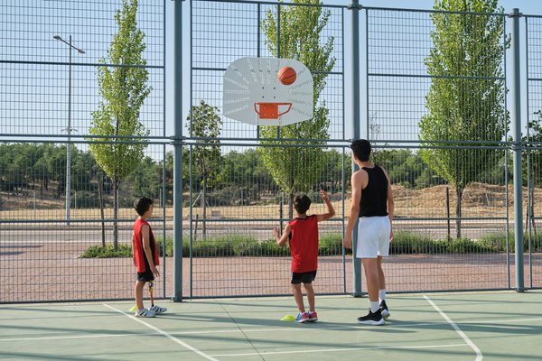 Comment enseigner les règles du basket aux enfants avec un panier adapté