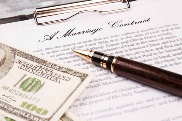 Quelle est la signification des techniques de coloration dans les textiles traditionnels ?